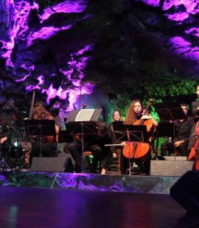 Una gala con la voz e imágenes de Manrique, el recuerdo de familia y amigos y músicas reivindican la pervivencia del espíritu del artista · foto 6