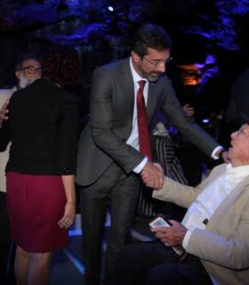 Una gala con la voz e imágenes de Manrique, el recuerdo de familia y amigos y músicas reivindican la pervivencia del espíritu del artista · foto 1