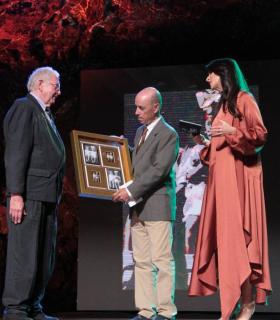 Una gala con la voz e imágenes de Manrique, el recuerdo de familia y amigos y músicas reivindican la pervivencia del espíritu del artista · foto 14