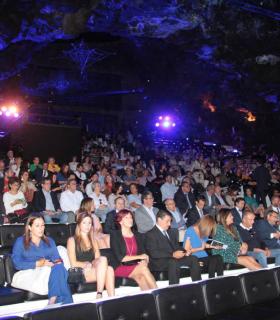 Una gala con la voz e imágenes de Manrique, el recuerdo de familia y amigos y músicas reivindican la pervivencia del espíritu del artista · foto 4