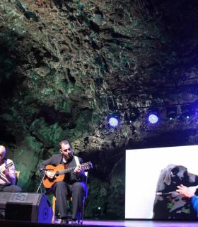 Una gala con la voz e imágenes de Manrique, el recuerdo de familia y amigos y músicas reivindican la pervivencia del espíritu del artista · foto 23