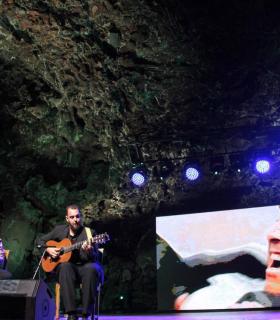 Una gala con la voz e imágenes de Manrique, el recuerdo de familia y amigos y músicas reivindican la pervivencia del espíritu del artista · foto 22