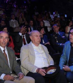 Una gala con la voz e imágenes de Manrique, el recuerdo de familia y amigos y músicas reivindican la pervivencia del espíritu del artista · foto 3