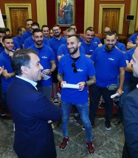 El alcalde recibe a la murga Zeta Zetas antes de su participación en la final de Got Talent · foto 2