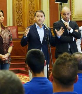 El alcalde recibe a la murga Zeta Zetas antes de su participación en la final de Got Talent · foto 3