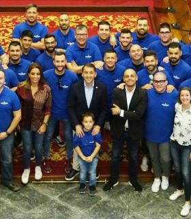 El alcalde recibe a la murga Zeta Zetas antes de su participación en la final de Got Talent · foto 1