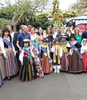 Las cruces y las flores festejan con miles de vecinos el día grande de las fiestas de Santa Cruz de Tenerife · foto 3