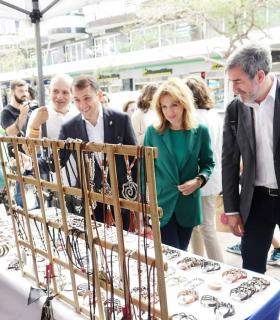 Las cruces y las flores festejan con miles de vecinos el día grande de las fiestas de Santa Cruz de Tenerife · foto 2