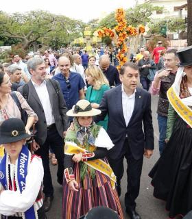 Las cruces y las flores festejan con miles de vecinos el día grande de las fiestas de Santa Cruz de Tenerife · foto 4