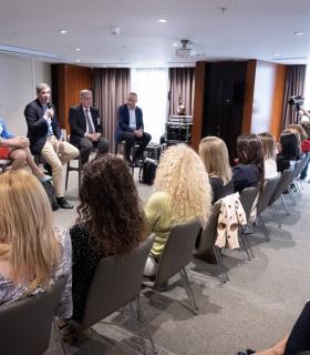Fernando Clavijo anuncia bonificaciones a la cuota empresarial de la Seguridad Social para contratar a mujeres en ocupaciones donde tienen poca representación · foto 3