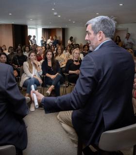 Fernando Clavijo anuncia bonificaciones a la cuota empresarial de la Seguridad Social para contratar a mujeres en ocupaciones donde tienen poca representación · foto 1