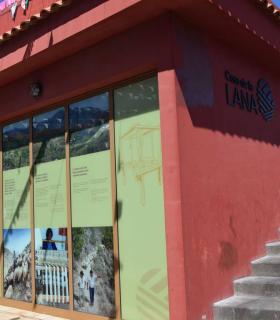 Gáldar  La Fiesta de la Lana en Caideros celebró este jueves su XXV aniversario festejando el Día de Canarias con un homenaje a sus tradiciones más arraigadas, reconociendo la labor de los pastores que siguen practicando la trashumancia y, de forma e · foto 10