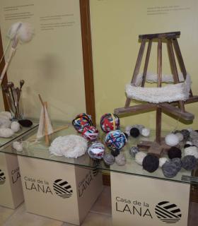 Gáldar  La Fiesta de la Lana en Caideros celebró este jueves su XXV aniversario festejando el Día de Canarias con un homenaje a sus tradiciones más arraigadas, reconociendo la labor de los pastores que siguen practicando la trashumancia y, de forma e · foto 13