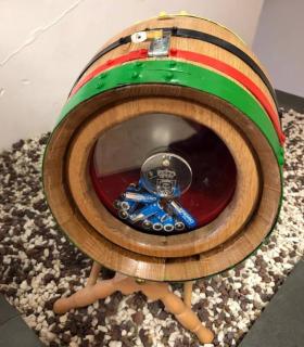 El Ayuntamiento de Tacoronte recoge pilas y tapas plásticas usadas con toneles adaptados · foto 2