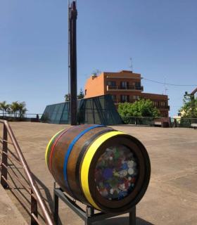 El Ayuntamiento de Tacoronte recoge pilas y tapas plásticas usadas con toneles adaptados · foto 1