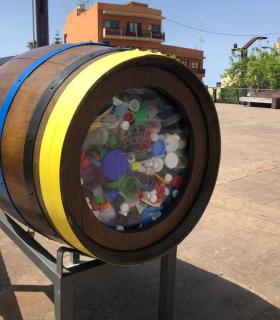El Ayuntamiento de Tacoronte recoge pilas y tapas plásticas usadas con toneles adaptados · foto 3
