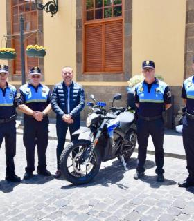 El Ayuntamiento de Gáldar adquiere el primer vehículo eléctrico para renovar el parque móvil de la Policía Local · foto 1