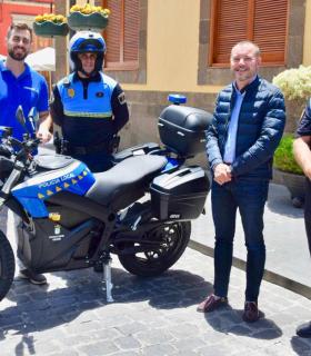 El Ayuntamiento de Gáldar adquiere el primer vehículo eléctrico para renovar el parque móvil de la Policía Local · foto 2