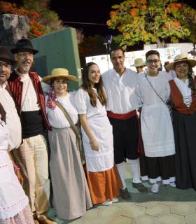 El Rosario: Tabaiba celebró anoche su VIII Baile de Magos · foto 3