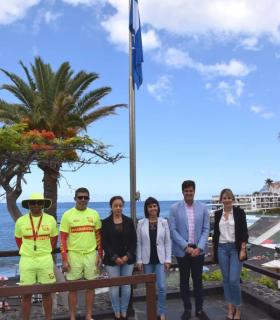 Santiago del Teide: se izó por 32º año consecutivo la Bandera Azul en la playa de la Arena · foto 1