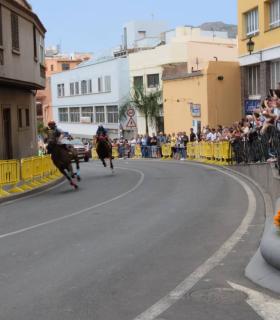 Cerca de 3.000 personas disfrutan en Gáldar de la Carrera de Caballos en honor a Santiago · foto 14