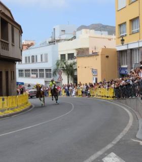 Cerca de 3.000 personas disfrutan en Gáldar de la Carrera de Caballos en honor a Santiago · foto 6