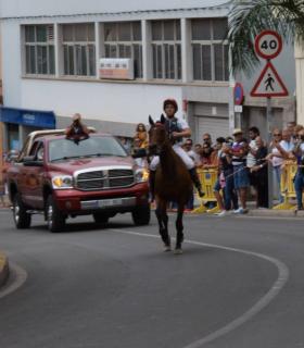 Cerca de 3.000 personas disfrutan en Gáldar de la Carrera de Caballos en honor a Santiago · foto 7
