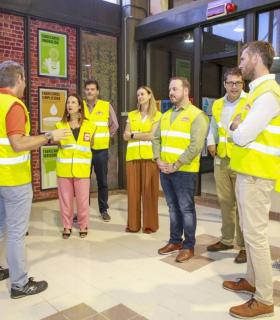 La alcaldesa de Santa Cruz de Tenerife visita la fábrica de la Compañía Cervecera de Canarias · foto 2