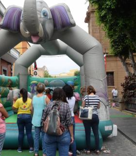 Gáldar disfrutó de la festividad de su copatrona Santa Ana con música, juegos infantiles y comida vecinal · foto 2