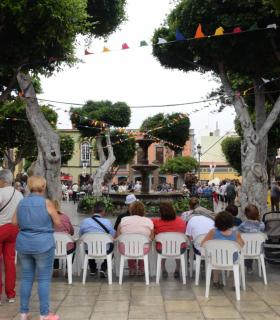 Gáldar disfrutó de la festividad de su copatrona Santa Ana con música, juegos infantiles y comida vecinal · foto 5