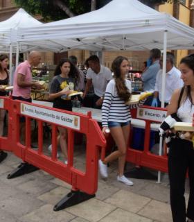 Gáldar disfrutó de la festividad de su copatrona Santa Ana con música, juegos infantiles y comida vecinal · foto 8