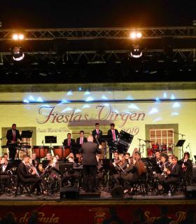 El tradicional Concierto de la Banda de Música, Cristina Ramos y ‘Los 600’ llenaron de ritmo la Plaza Grande Guía · foto 1