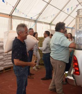 El Ayuntamiento de Gáldar hace entrega de 24.000 kilos de alfalfa y millo a los ganaderos afectados por los incendios · foto 9