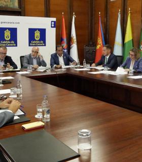 El Gobierno de Canarias recibe el apoyo de todos los cabildos para afrontar la quiebra de Thomas Cook · foto 2