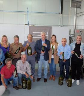 Encuentro del Cabildo de El Hierro con productores y cosecheros de aceite de oliva · foto 1