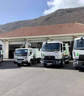 La Gomera presenta los nuevos vehículos para la optimización del servicio insular de recogida selectiva · foto 2