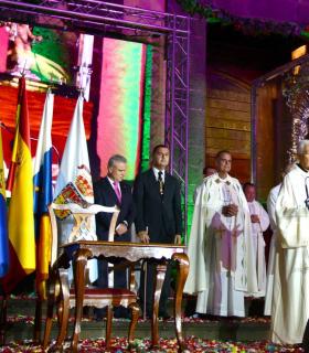 Nuestra Señora del Pino fue recibida con el sonido de las caracolas y una preciosa petalada en el frontis de la Iglesia de Santa María de Guía · foto 5