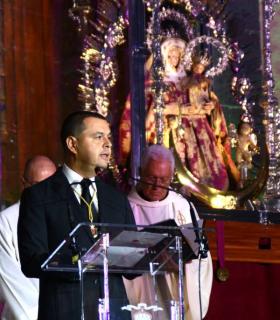 Nuestra Señora del Pino fue recibida con el sonido de las caracolas y una preciosa petalada en el frontis de la Iglesia de Santa María de Guía · foto 6