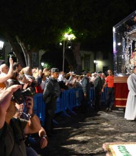 Nuestra Señora del Pino fue recibida con el sonido de las caracolas y una preciosa petalada en el frontis de la Iglesia de Santa María de Guía · foto 3