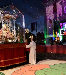 Nuestra Señora del Pino fue recibida con el sonido de las caracolas y una preciosa petalada en el frontis de la Iglesia de Santa María de Guía · foto 4