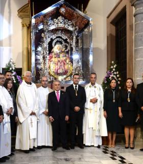 Nuestra Señora del Pino fue recibida con el sonido de las caracolas y una preciosa petalada en el frontis de la Iglesia de Santa María de Guía · foto 10