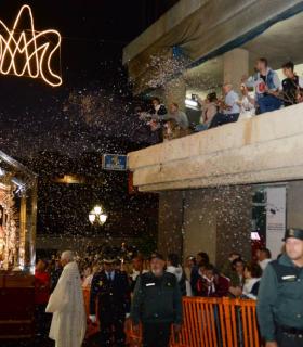 Nuestra Señora del Pino fue recibida con el sonido de las caracolas y una preciosa petalada en el frontis de la Iglesia de Santa María de Guía · foto 11