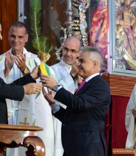 Nuestra Señora del Pino fue recibida con el sonido de las caracolas y una preciosa petalada en el frontis de la Iglesia de Santa María de Guía · foto 9