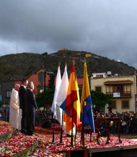 Nuestra Señora del Pino fue recibida con el sonido de las caracolas y una preciosa petalada en el frontis de la Iglesia de Santa María de Guía · foto 8