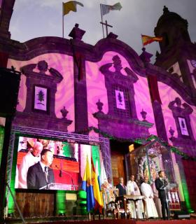 Nuestra Señora del Pino fue recibida con el sonido de las caracolas y una preciosa petalada en el frontis de la Iglesia de Santa María de Guía · foto 7