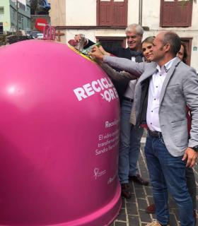 Ecovidrio y el Cabildo de El Hierro llevan a cabo la campaña Recicla Vidrio por ellas con motivo de la lucha contra el Cáncer de Mama · foto 3