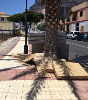 El Ayuntamiento de Valle Gran Rey recuerda que depositar enseres en la vía pública sin autorización está prohibido · foto 1