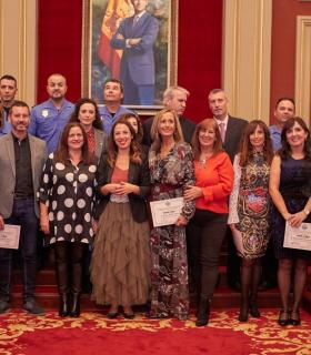 La alcaldesa de Santa Cruz felicita a los trabajadores municipales en la entrega de Medallas por sus años de servicio · foto 2