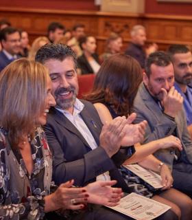 La alcaldesa de Santa Cruz felicita a los trabajadores municipales en la entrega de Medallas por sus años de servicio · foto 1