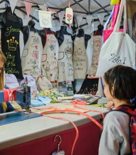 El tradicional mercadillo artesano de Navidad de Santa Cruz de Tenerife abre sus puertas en la Alameda del Duque Santa Elena · foto 1